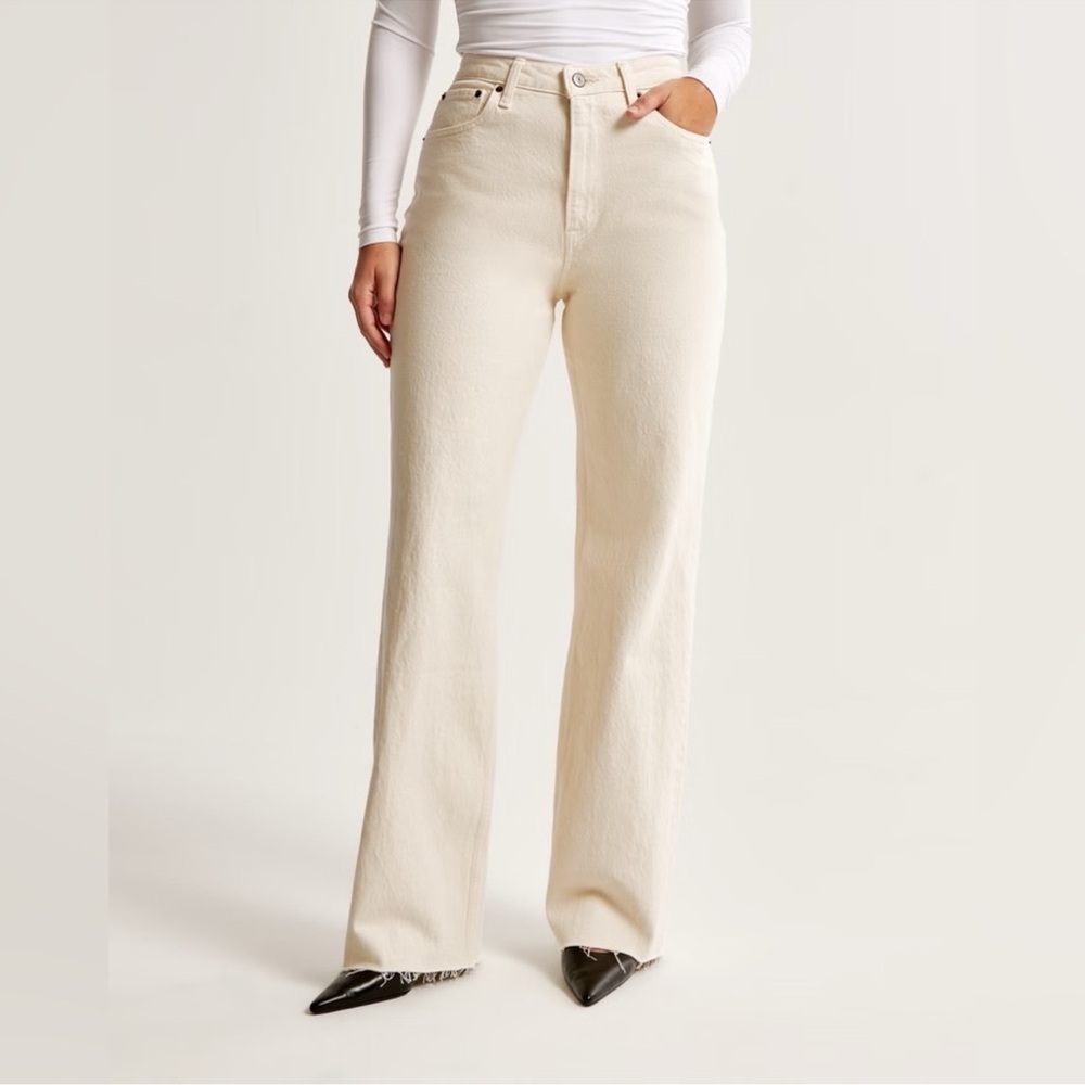 Abercrombie & Fitch
The 90s Straight Ultra High Rise
23
000